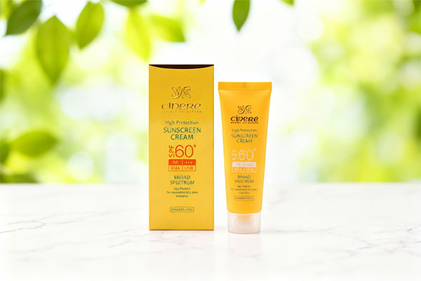 ضد آفتاب بی رنگ SPF60 سینره روی سطح مرمر سفید