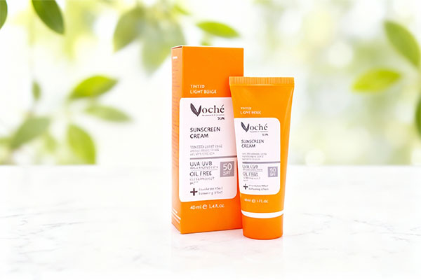 ضد آفتاب رنگی پوست خشک وچه SPF50 روی سطح مرمری