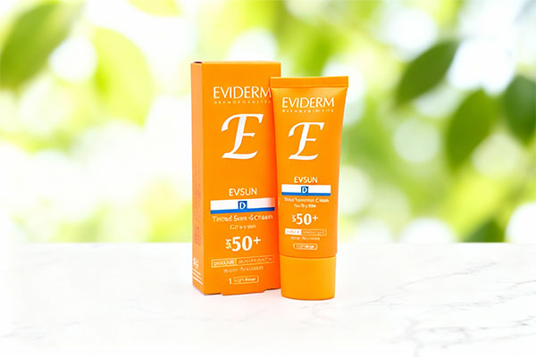 ضد آفتاب پوست خشک اویسان اویدرم روی سطح مرمر سفید