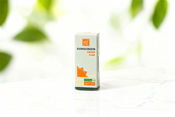 کرم ضد آفتاب اسپات گارد مات 4 کاره مای روی سطح مرمر سفید