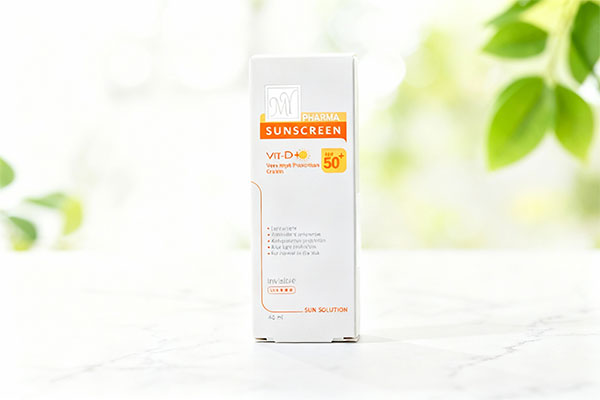 ضد آفتاب سان سلوشن انواع پوست مای فارما روی سطح مرمر سفید