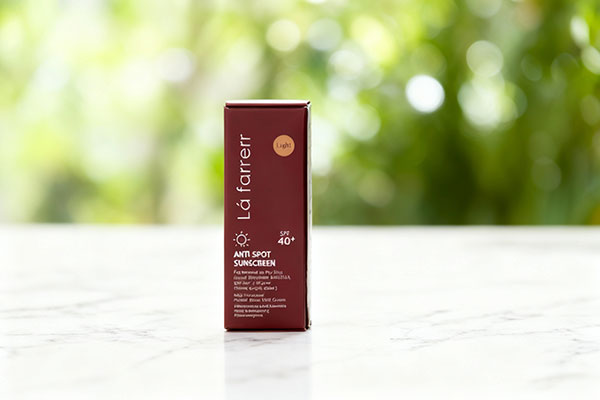 ضد آفتاب و ضد لک پوست خشک لافارر SPF40 روی سطح مرمر سفید