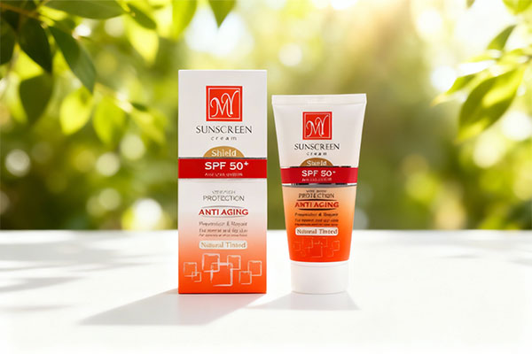 کرم ضد آفتاب و ضد چروک SPF50 پوست خشک مای روی سطح سفید