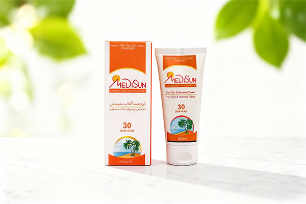 کرم ضد آفتاب پوست خشک SPF30 مدیسان روی سطح مرمر سفید