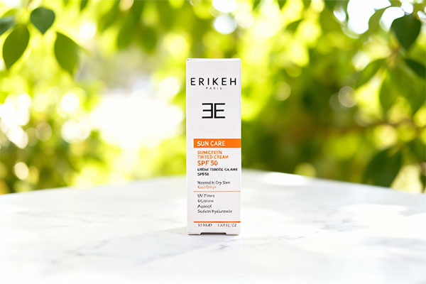 تصویر کرم ضد آفتاب پوست خشک و نرمال SPF50 اریکه روی سطح سفید