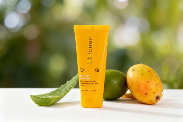 ضد آفتاب و ضد لک SPF30 لافارر برای پوست خشک