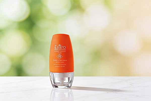 فلوئید ضد آفتاب پوست چرب SPF50 الارو روی سطح مرمری