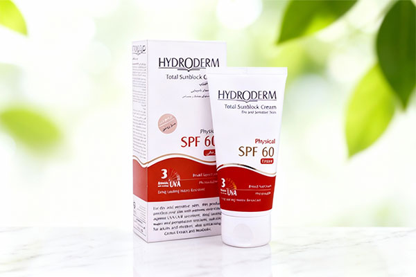 ضد آفتاب کرم پودری فیزیکال SPF60 هیدرودرم روی سطح مرمر سفید