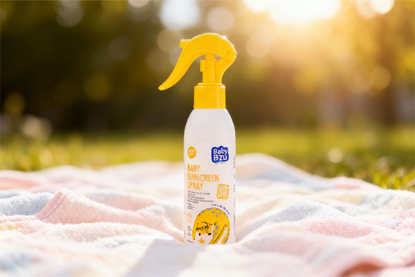 اسپری ضد آفتاب کودک SPF50 بیبی فرست روی پتوی کودک