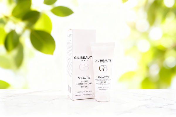 ضد آفتاب سل اکتیو پوست خشک SPF50 ژیل بوته روی سطح مرمر سفید