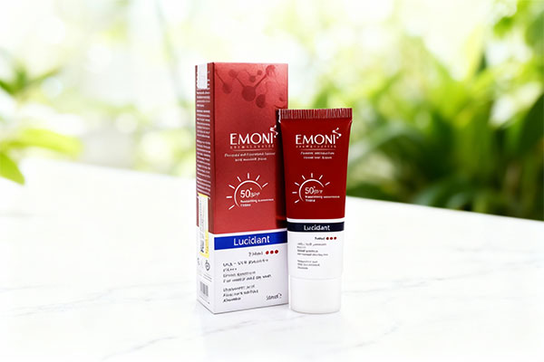 ضد آفتاب پوست خشک SPF50 امونی روی سطح مرمر سفید