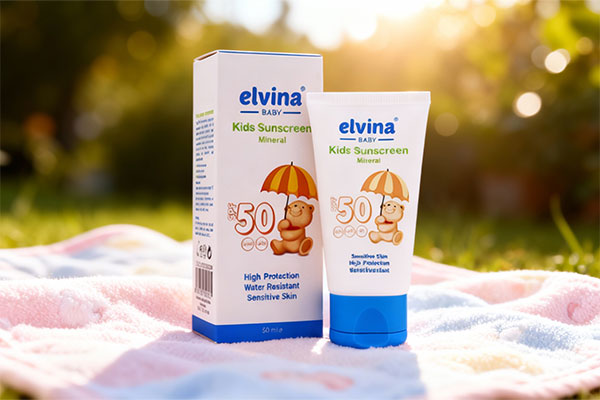 ضد آفتاب کودک الوینا روی پتوی کودک