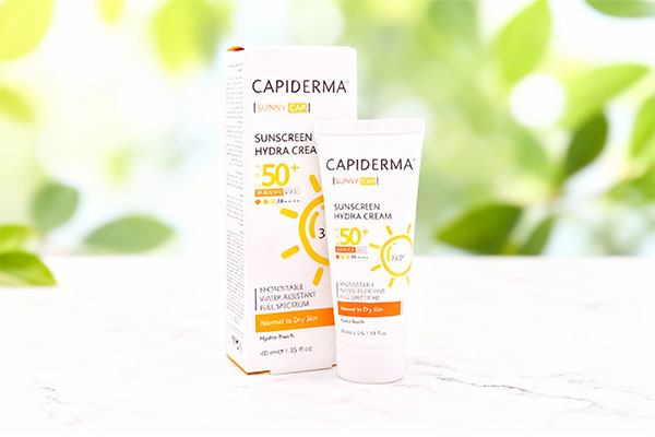 ضد آفتاب بی رنگ پوست خشک کپیدرما روی سطح مرمر سفید