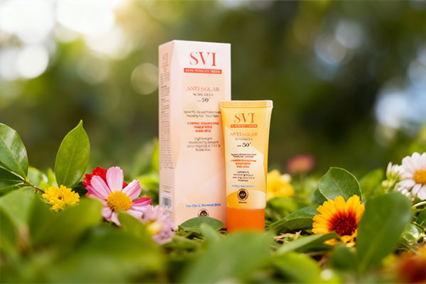 ضد آفتاب اس وی آی بی رنگ پوست خشک در کنار عناصر طبیعی