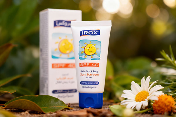 نمای نزدیک از لوسیون ضد آفتاب فیزیکال ایروکس با عناصر طبیعی