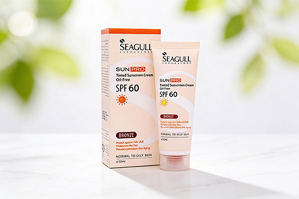 ضد آفتاب رنگی پوست چرب سی گل با SPF60 روی سطح مرمر سفید