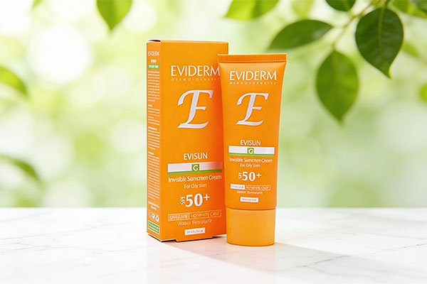 ضد آفتاب پوست چرب اویسان اویدرم SPF50 روی سطح مرمر سفید