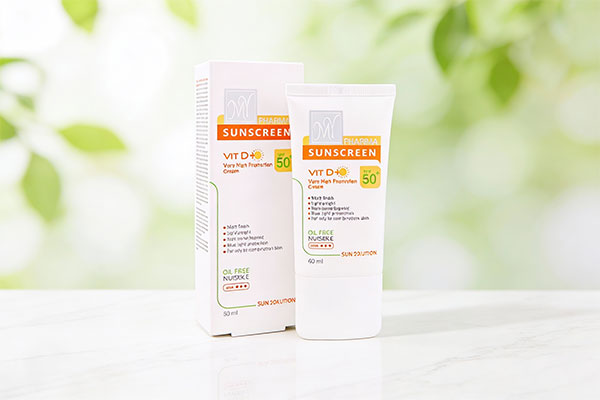 تصویر کرم ضد آفتاب پوست چرب SPF50 سان سلوشن مای فارما روی سطح مرمر سفید