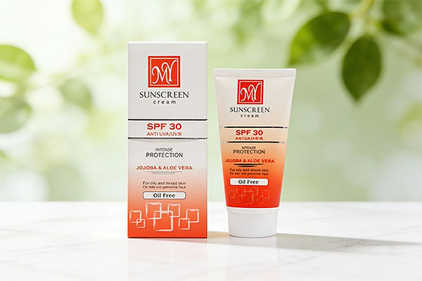 کرم ضد آفتاب SPF30 پوست چرب مای روی سطح مرمر سفید