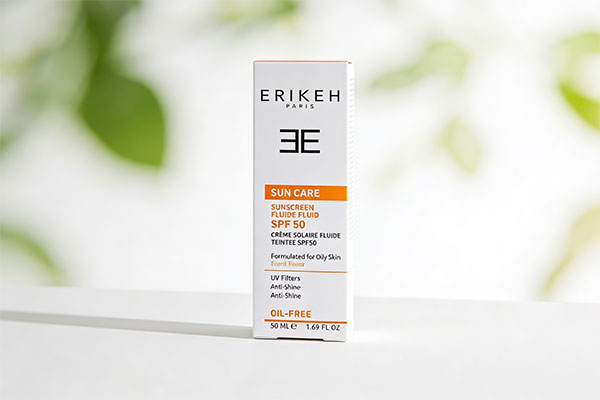 فلوئید ضد آفتاب رنگی پوست چرب SPF50 اریکه روی سطح سفید