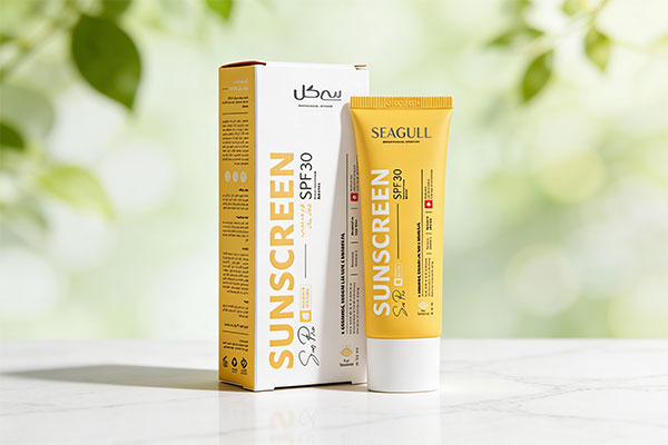 ضد آفتاب مرطوب کننده سان پرو سی گل روی سطح مرمر سفید