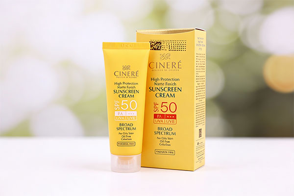 کرم ضد آفتاب پوست چرب SPF50 مات فینیش سینره روی سطح سفید