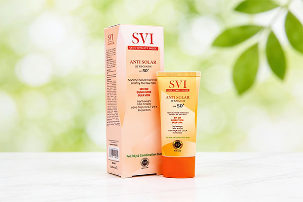 ضد آفتاب بی رنگ پوست چرب SPF50 اس وی آی روی سطح مرمر سفید