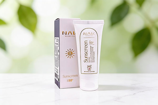 ضد آفتاب بی رنگ پوست چرب ناک SPF50 روی سطح مرمر سفید