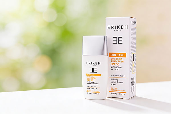 فلوئید ضد آفتاب و ضد جوش بی رنگ SPF50 اریکه روی سطح سفید