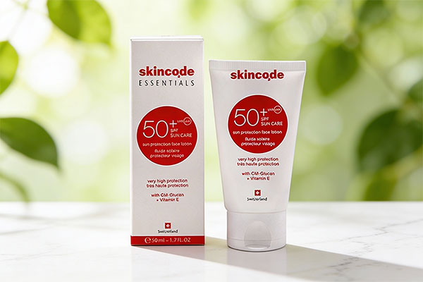 تصویر لوسیون ضد آفتاب صورت SPF50 اسکین کد روی سطح مرمری سفید