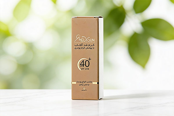 کرم ضد آفتاب کرم پودری SPF40 مدیسان روی سطح مرمر سفید