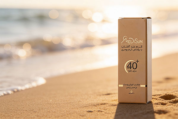 کرم ضد آفتاب کرم پودری مدیسان در کنار ساحل