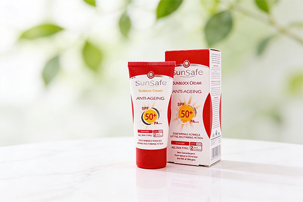 کرم ضد آفتاب و ضد چروک SPF50 سان سیف روی سطح مرمر سفید