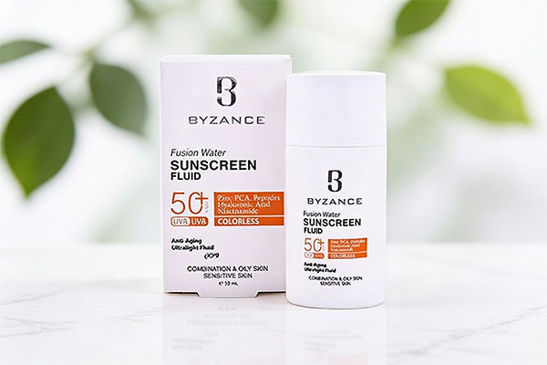 تصویر فلوئید ضد آفتاب فیوژن واتر SPF50 بیزانس روی سطح مرمر سفید
