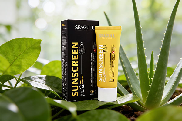 ضد آفتاب آقایان SPF55 سی گل در کنار عناصر طبیعی