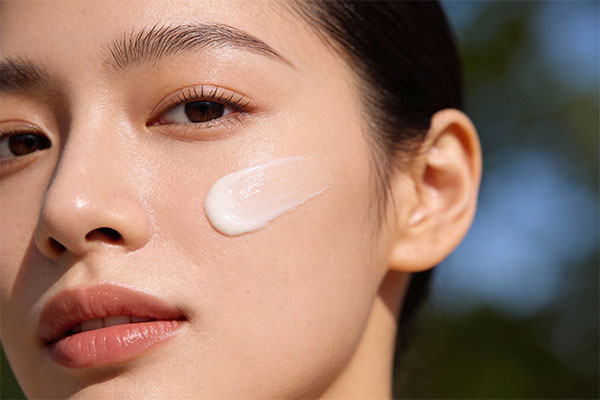 محافظت از پوست با ضد آفتاب بی رنگ SPF60 سی گل