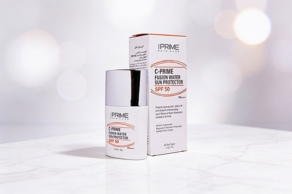 فلوئید ضد آفتاب ویتامین سی SPF50 فیوژن واتر پریم روی سطح مرمر سفید