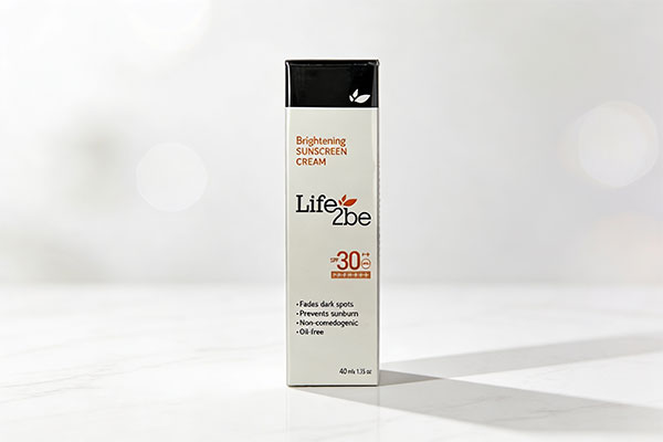 ضد آفتاب روشن کننده لایف توبی روی سطح مرمر سفید