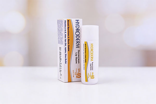 بالم لب ضد آفتاب SPF40 هیدرودرم روی سطح سفید