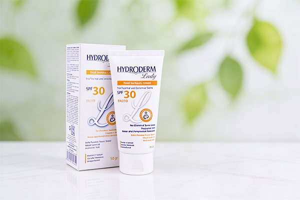 ضد آفتاب پوست حساس SPF30 هیدرودرم روی سطح مرمر سفید