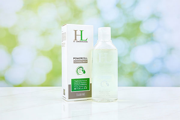 میسلار واتر پوست چرب و مختلط اچ ال روی سطح مرمر سفید