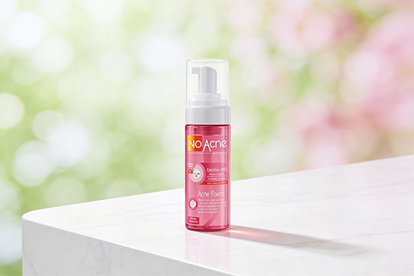 تصویر فوم شستشوی گریپ فروت و ویتامین سی نو آکنه روی سطح مرمر سفید