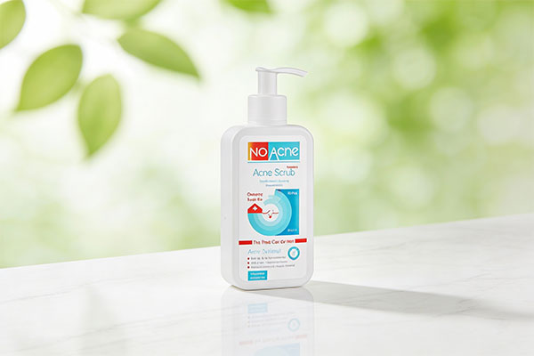 ژل اسکراب پوست چرب نو آکنه روی سطح مرمر سفید