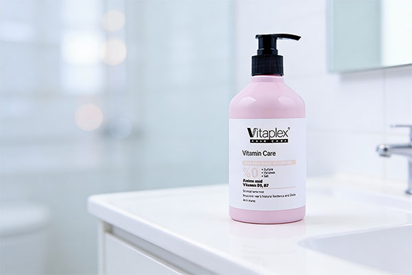 شامپو ویتامینه موهای خشک ویتاپلکس روی پیشخوان حمام