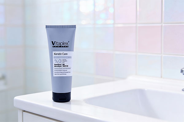 نرم کننده موهای کراتینه ویتاپلکس روی پیشخوان سفید