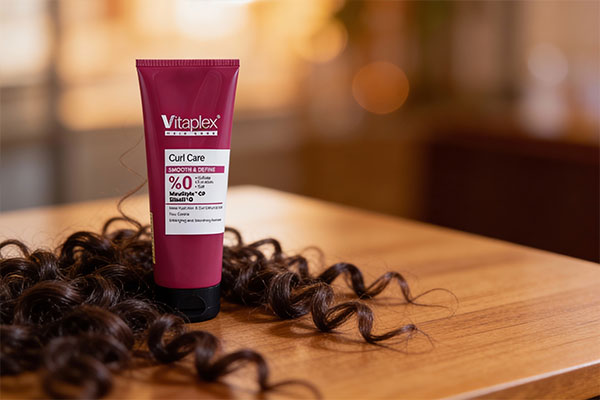 نرم کننده ویتاپلکس موهای فر در کنار تارهای موی فر