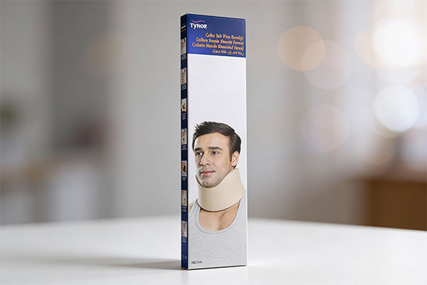 گردنبند طبی سخت تینور مدل B-03 در حال استفاده