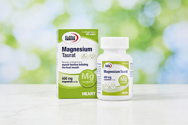 تصویر قرص منیزیم تائورات یوروویتال روی سطح مرمر سفید