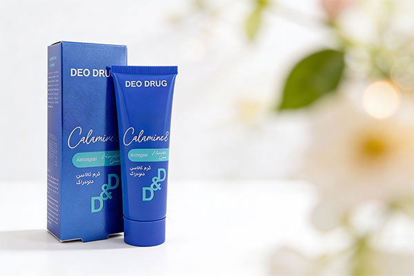 تصویر کرم کالامین دئودراگ روی سطح سفید