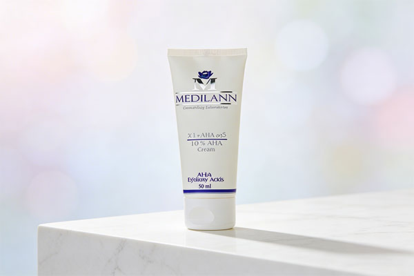 کرم لایه بردار مدیلن 10 درصد AHA روی سطح مرمر سفید